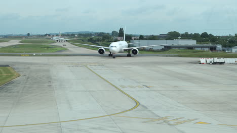 Avión-De-Air-France-Rodando-Sobre-Asfalto-Después-De-Aterrizar,-Dirigiéndose-Hacia-La-Puerta-De-Llegada