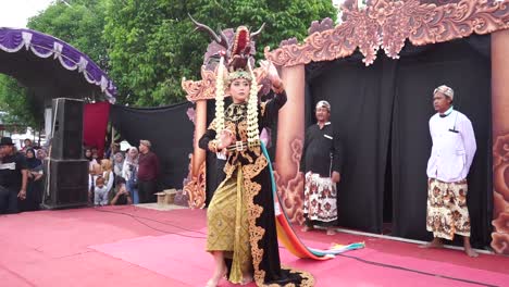 Indonesian-women's-dance