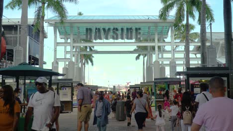 Entrada-Del-Mercado-De-Bayside-Miami-Trípode-Diurno-Cielos-Azules