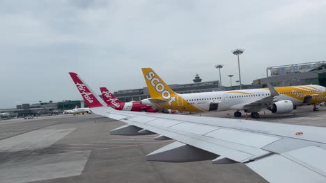 Airasia-Flugrückstoß-Am-Terminal-1-Des-Changi-Flughafens-An-Einem-Sonnigen-Morgen