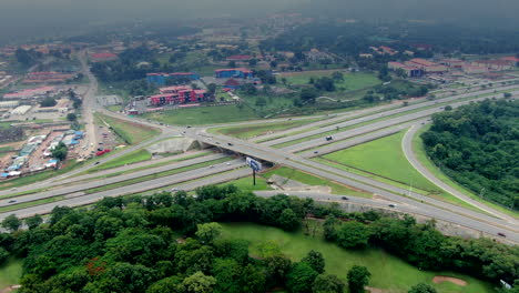 Una-Vista-De-Paralaje-Aéreo-A-Gran-Altitud-Del-Moderno-Sistema-De-Carreteras-En-Abuja,-Nigeria