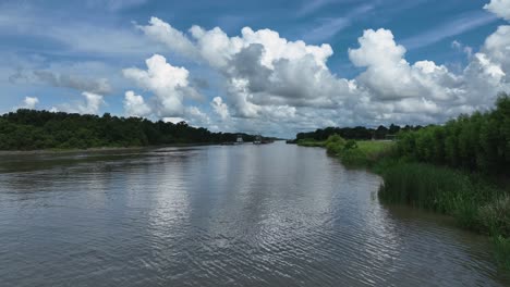 Canal-Industrial-Ocupado-Con-2-Barcazas-Y-Botes-De-Empuje-En-Louisiana