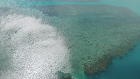 Sonnenlicht,-Das-über-Der-Meereswasseroberfläche-Der-Whitsundays-Inseln-Im-Hafen-Von-Shute-In-Australien-Reflektiert-Wird