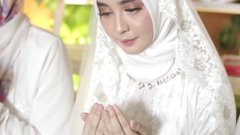 Mujer-Musulmana-Asiática-Rezando-Con-El-Brazo-Abierto-Usando-Un-Hiyab-Blanco