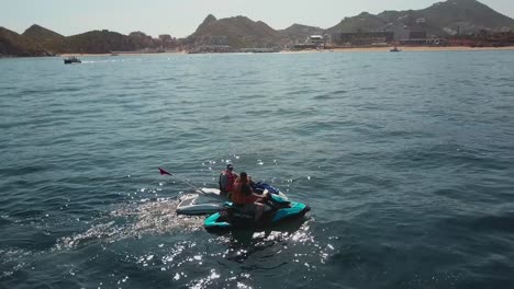 Gente-Disfrutando-De-Un-Paseo-En-Moto-De-Agua-En-El-Mar-Cerca-De-Cabo-San-Lucas