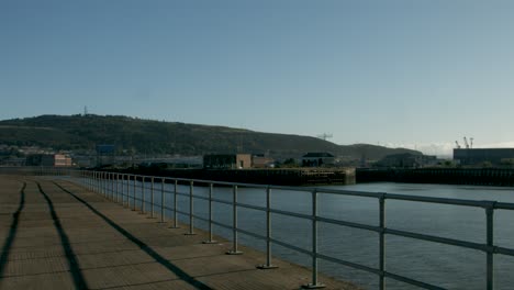 Aufnahme-Der-Werften-Der-Marina-Von-Swansea-Mit-Herrlichem-Blauen-Himmel-Bei-Sonnenaufgang