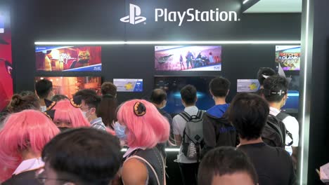 Besucher-Werden-Am-Stand-Der-Japanischen-Videospielmarke-Sony-Computer-Entertainment,-Playstation-5,-System-Während-Der-Ani-com-And-Games-Acghk-Exhibition-Event-In-Hongkong-Gesehen