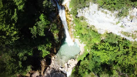Eine-Entfernte-Luftaufnahme-Eines-Wasserfalls-Mitten-Im-Wald