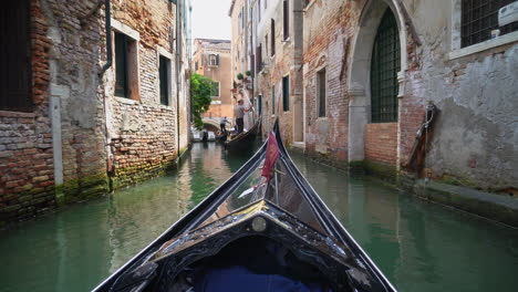 Góndolas-Navegando-En-Famosos-Canales-Estrechos-En-La-Ciudad-De-Venecia-En-Italia