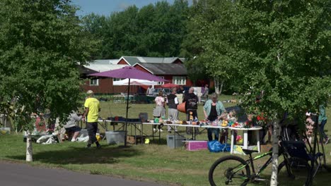 Traditioneller-Lokaler-Flohmarkt-An-Einem-Sonnigen-Sommertag