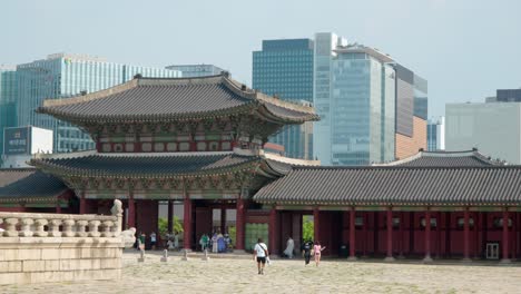 Tourists-Visiting-Gyeongbokgung-Palace-In-Seoul,-South-Korea---wide