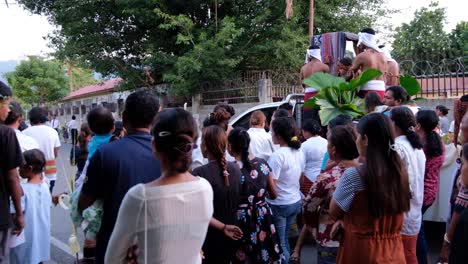 Eine-Menge-Timoresischer-Menschen,-Die-Auf-Einer-Parade-Mit-Einer-Katholischen-Religiösen-Statue-In-Der-Hauptstadt-Dili,-Timor-Leste,-Südostasien,-Spazieren