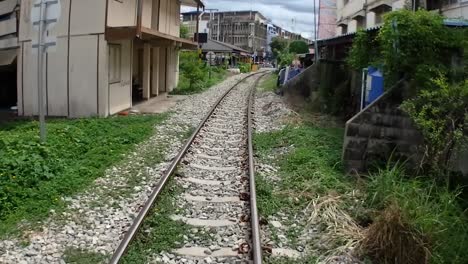 Un-Emocionante-Viaje-En-Tren-Al-Mercado-Ferroviario-De-Mae-Klong