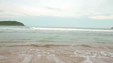 Meereswellen,-Die-In-Das-Ufer-Am-Strand-In-Phuket,-Thailand,-Einbrechen