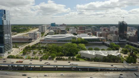 Vista-Aérea-Del-Centro-Del-Edificio-Varnum-En-Grand-Rapids,-Michigan-Con-La-Autopista-131-En-Primer-Plano