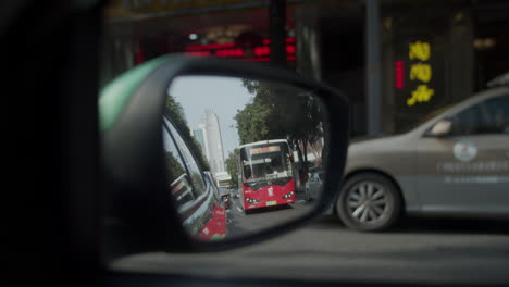 Zeitraffer-Des-Fließenden-Verkehrs,-Reflektiert-Im-Seitenspiegel-Eines-Autos,-Guangzhou,-Guangdong,-China