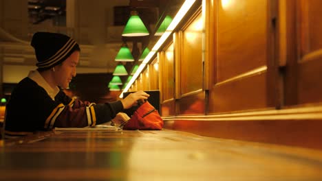 Staatsbibliothek-Victoria-Bei-Nacht-Menschen,-Die-In-Der-Bibliothek-Von-Melbourne-Studieren-Touristenattraktionen-Von-Melbourne,-Bibliothek-Von-Melbourne