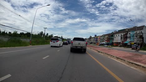 Este-Es-Un-Lapso-De-Tiempo-Con-Una-Cámara-De-Acción-Montada-Frente-Al-Camión,-Conduciendo-De-Pranburi-A-Hua-Hin-Y-De-Hua-Hin-A-Bangkok-En-Phet-Kasem-Road