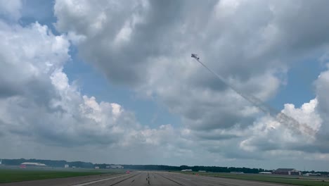 Planes-doing-aerobatics-stunts-performance-at-battle-creek-field-of-airspace-and-hot-balloon-festival-in-Michigan,-USA