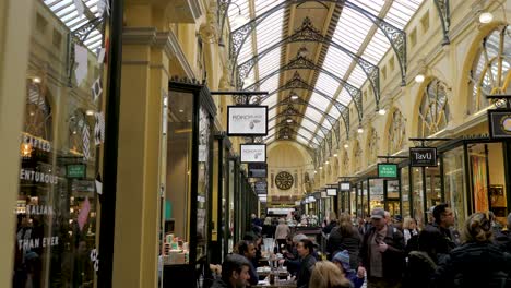 Royal-Arcade,-Melbourne,-Juli-2019-Historisches-Einkaufspassagengebäude-In-Melbourne---Beliebte-Touristenattraktion-In-Melbourne