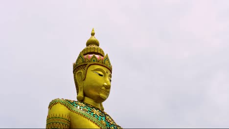 Una-Gran-Estatua-De-Buda-En-Mahachai-Que-Se-Eleva-Hacia-El-Cielo-Es-Una-Atracción-Bienvenida-Para-Los-Turistas-Y-Un-Destino-De-Adoración-Para-Los-Devotos-Que-Desean-Bendiciones-Específicas