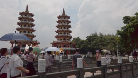 Tourists-visiting-the-Dragon-and-Tiger-Pagodas-in-Kaohsiung,-Taiwan