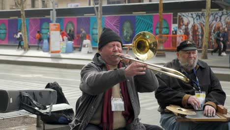 Eledery-Group-Busking---Straßenperformance-In-Melbourne-Cbd-Eine-Gruppe-Von-Straßenmusikanten
