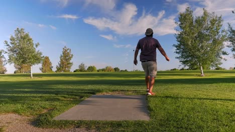 Mann-Zielt-Und-Wirft-Dann-Seine-Scheibe-Auf-Einem-Discgolfplatz