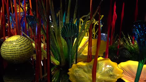 Exhibiciones-De-Vidrio-Coloridas-Y-Fascinantes-Hechas-Por-El-Artista-De-Fama-Mundial-Dale-Chihuly-En-El-Museo-Chihuly-Garden-And-Glass-En-Seattle,-Washington