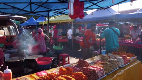 Vista-Del-Ajetreado-Mercado-De-Comida-Callejera-De-Malasia-Durante-La-Hora-Dorada