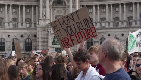 Multitud-De-Manifestantes-Con-Un-Cartel-Que-Dice-&quot;no-Dejaremos-Que-Quemes-Nuestro-Futuro&quot;-Durante-Los-Viernes-Para-Futuras-Protestas-Contra-El-Cambio-Climático-En-Viena,-Austria