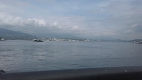 Blick-Auf-Den-Hafen-Von-Vancouver-Am-Nachmittag-Mit-Bewölktem-Himmel-In-Den-Sommerferien