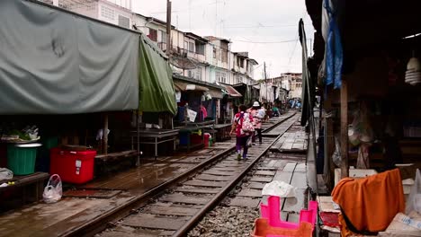 An-exciting-train-ride-to-Mae-Klong-Railway-Market