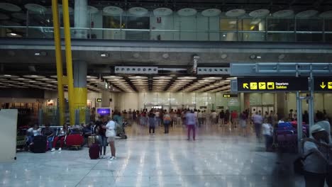 Lapso-De-Movimiento-De-La-Sala-De-Llegadas-De-La-Terminal-T4-En-El-Aeropuerto-De-Barajas,-Madrid
