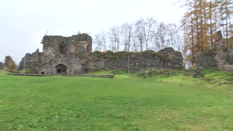 Ruinas-Del-Castillo-De-La-Orden-De-Livonia-En-Ergeme-Durante-El-Otoño