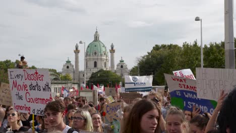 Meer-Von-Demonstranten,-Die-Schilder-Mit-Dem-Hintergrund-Von-St.-Hochhalten