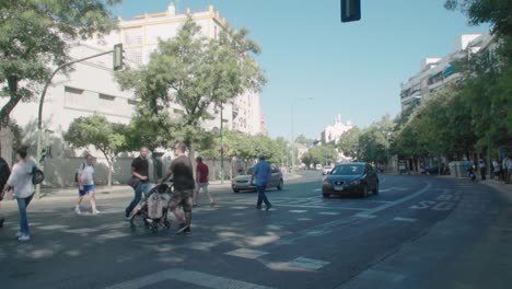 Gente-Cruzando-El-Paso-De-Peatones-En-La-Avenida-Principal-De-Sevilla,-España