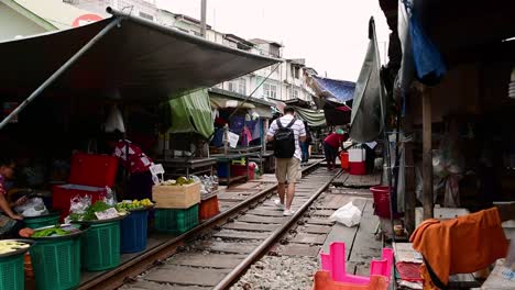 Un-Emocionante-Viaje-En-Tren-Al-Mercado-Ferroviario-De-Mae-Klong