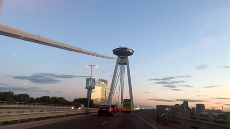 Perspectiva-De-Los-Conductores-Que-Conducen-A-Través-Del-Puente-Del-Danubio-En-Bratislava,-Eslovaquia-Debajo-Del-Famoso-Punto-De-Referencia-Ovni-Con-Plataforma-De-Observación-Y-Restaurante,-Popular-Destino-Turístico