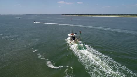 Folgendes-Fischerboot-Mit-Drohne-In-Fernandina-Beach,-Florida,-In-Der-Nähe-Von-Amelia-Island,-Florida,-Möglicherweise-Ein-Fischerboot