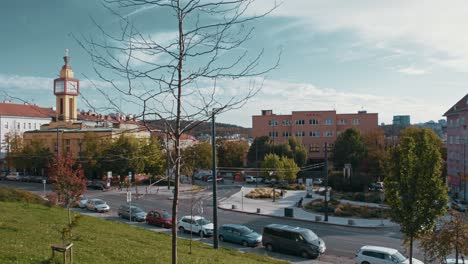 Vrsovice-Nachbarschaft-Herbstlicht-Prag-Mit-Vorbeifahrender-Straßenbahn