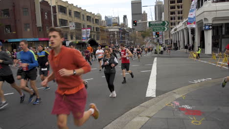 última-Mitad-De-La-Primera-Ola-De-Corredores-Rojos-Sembrados-Al-Inicio-De-La-Carrera-Corriendo-Por-La-Calle-William