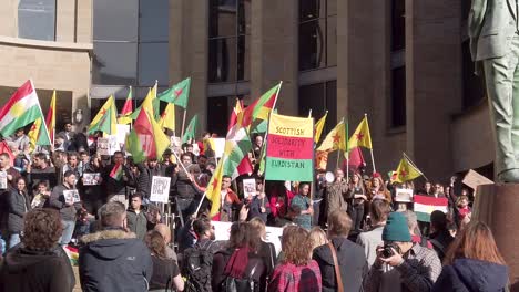 Weite-Einstellung-In-Zeitlupe-Von-Menschen,-Die-Gegen-Die-Türkische-Besetzung-Und-Die-Ethnische-Säuberung-Der-Kurden-In-Glasgow-Protestieren