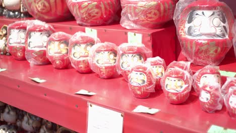 Muñecas-Darumo-Alineadas-En-Un-Mercado-En-Kyoto,-Japón-Iluminación-Suave-Cámara-Lenta-4k