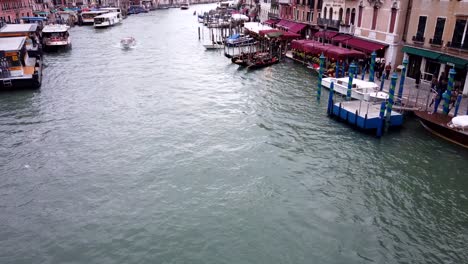 Busy-boats-and-gondolas-on-Venice-canals,-time-lapse