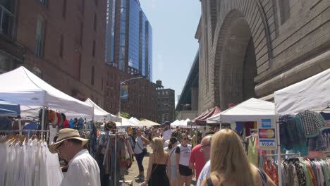 Handheld-Tilt-Zeitlupenaufnahme-Des-Flohmarkts-In-Brooklyn-An-Einem-Strahlend-Sonnigen-Sommertag