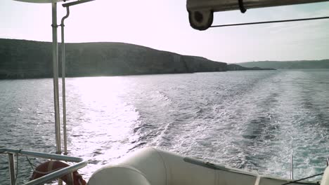 Vista-Desde-La-Parte-Trasera-De-Un-Barco-Navegando-En-El-Mar-Alrededor-De-Las-Islas-De-Malta