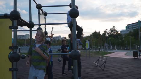 Jóvenes-Practicando-Parkour-En-Un-Parque-En-La-Ciudad-De-Cluj,-Napoca,-Rumania---Toma-Amplia