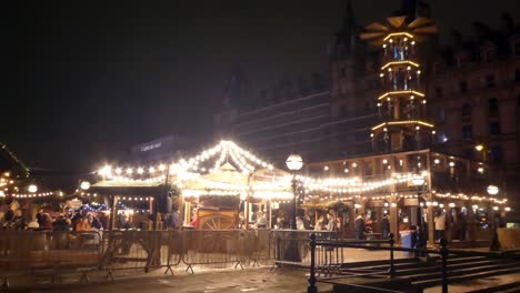 Liverpooler-Weihnachtsmarkt-Beleuchtete-Lichterkette-Festliche-Einkaufstradition,-St.-Georges-Hall-2019