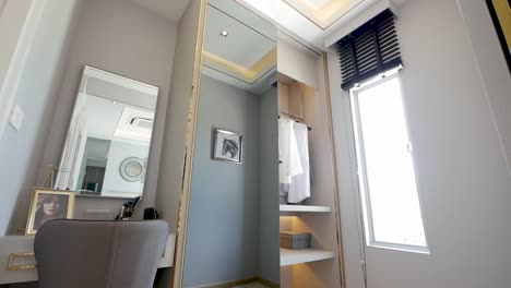 Kleine-Und-Stilvolle-Begehbare-Kleiderschrankidee-Für-Das-Schlafzimmer